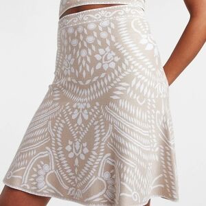 NWT Express High Waisted Patterned  Skirt Beige and White S Small